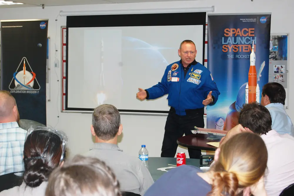 El astronauta Butch Wilmore compartió su experiencia en el espacio con empleados de Henkel en Seabrook (EEUU)