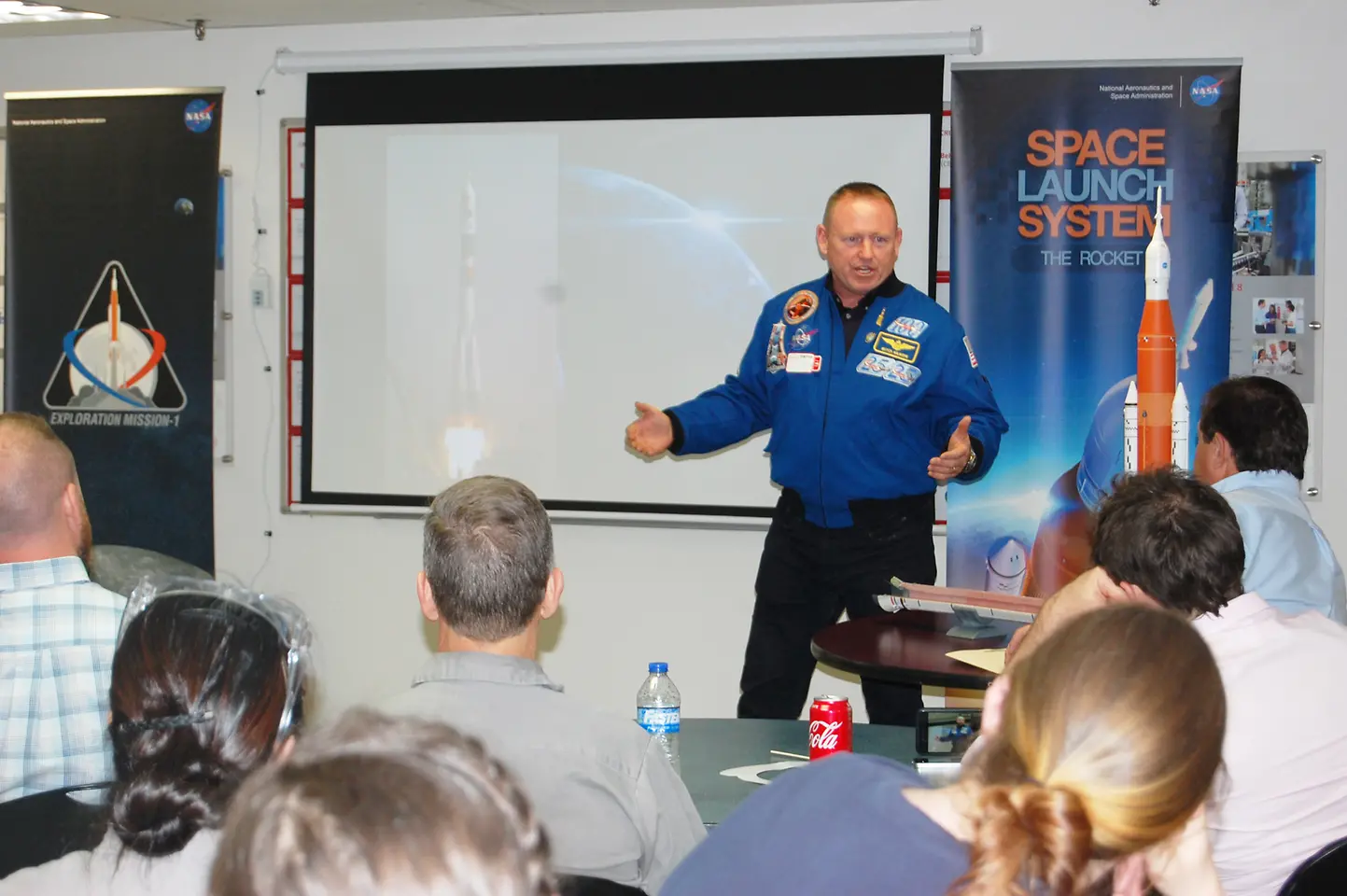El astronauta Butch Wilmore compartió su experiencia en el espacio con empleados de Henkel en Seabrook (EEUU)