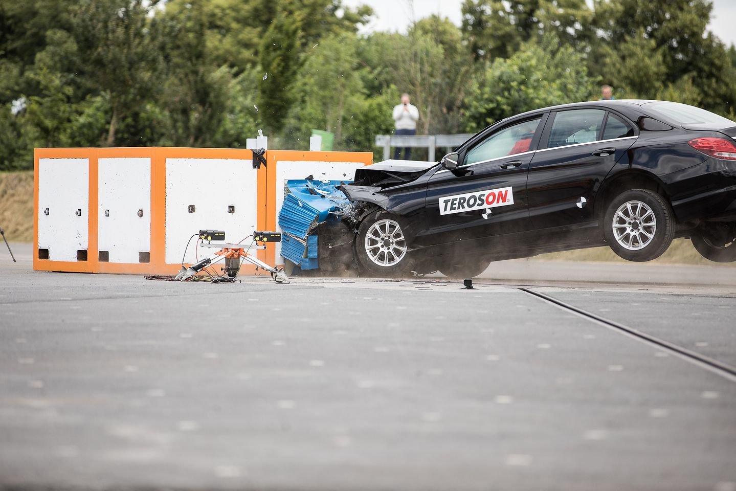 
Extraordinary live crash test: Henkel demonstrated the power and efficiency of its car repair solutions just 30 minutes after bonding the windscreen.