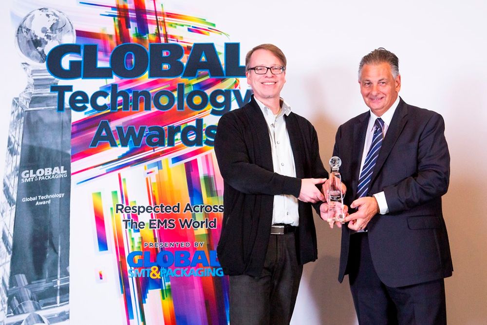 Dr. Marc Currie (right) received the Global Technology Award for the awarded TIM material on behalf of Henkel