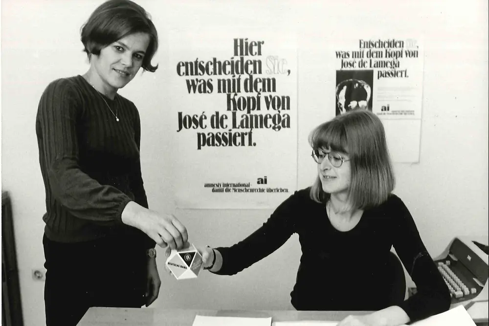 
1972: la empleada de Henkel, Angela Schultz, trabajó como voluntaria para la organización de derechos humanos Amnistía Internacional. Schultz, quien trabajó como intérprete de inglés y francés en el departamento de Planificación y Desarrollo Corporativo en Düsseldorf-Holthausen, fue miembro del Grupo 101 de Amnistía en Düsseldorf. En su tiempo libre, ayudó a los prisioneros que habían sido arrestados por sus creencias políticas o religiosas. Su extenso trabajo voluntario incluyó considerable correspondencia e investigación para aliviar las dificultades de la detención.