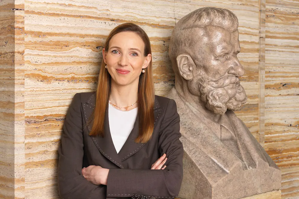 
2009: Simone Bagel-Trah, miembro de la quinta generación de la familia Henkel y bisnieta del fundador de la compañía Fritz Henkel, sucedió a Albrecht Woeste, diplomado en ingeniería, y se convirtió en Presidenta de la Junta de supervisión y del Comité de Accionistas. Ella fue la primera mujer en dirigir el consejo de supervisión de una empresa cotizada en el DAX 30. En 2015, Simone Bagel-Trah, que tiene un doctorado en biología, fue galardonada como Emprendedora Familiar del Año.