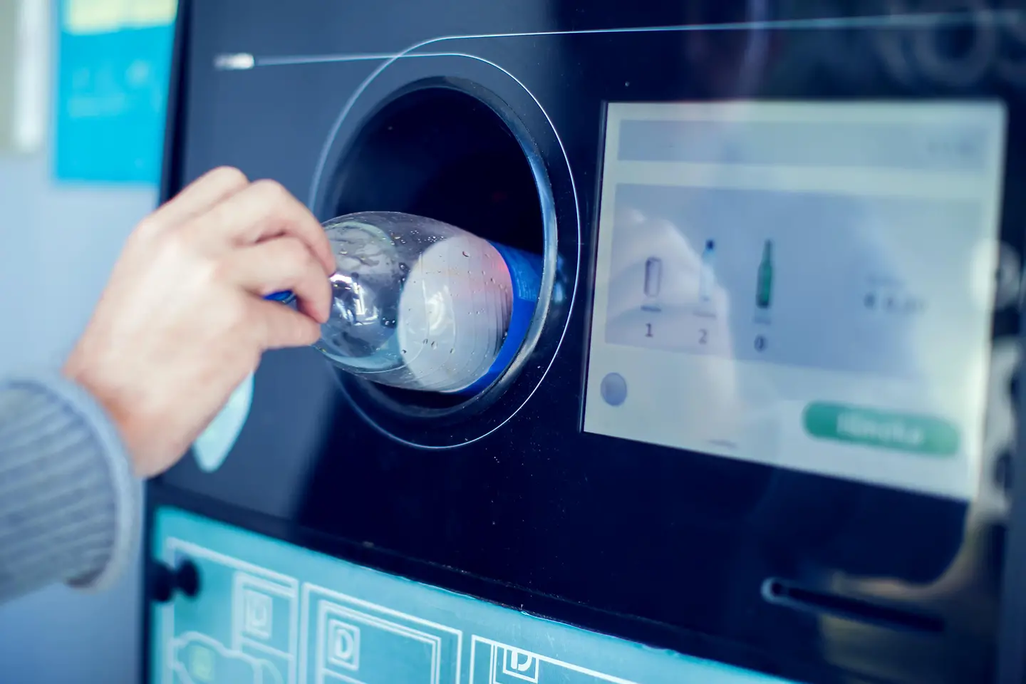 Henkel’s Aquence PS 3682 facilitates the clean removal of labels from PET bottles, which makes material separation in the recycling process more efficient and produces high-quality recyclate