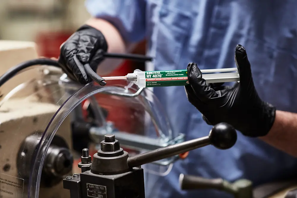 El Adhesivo Universal para Reparaciones LOCTITE® HY 4070 está diseñado para ir más allá de los enfoques convencionales y ayudar a realizar las reparaciones más desafiantes. Fija en menos de 60 segundos y cura en 2 minutos en la mayoría de materiales.